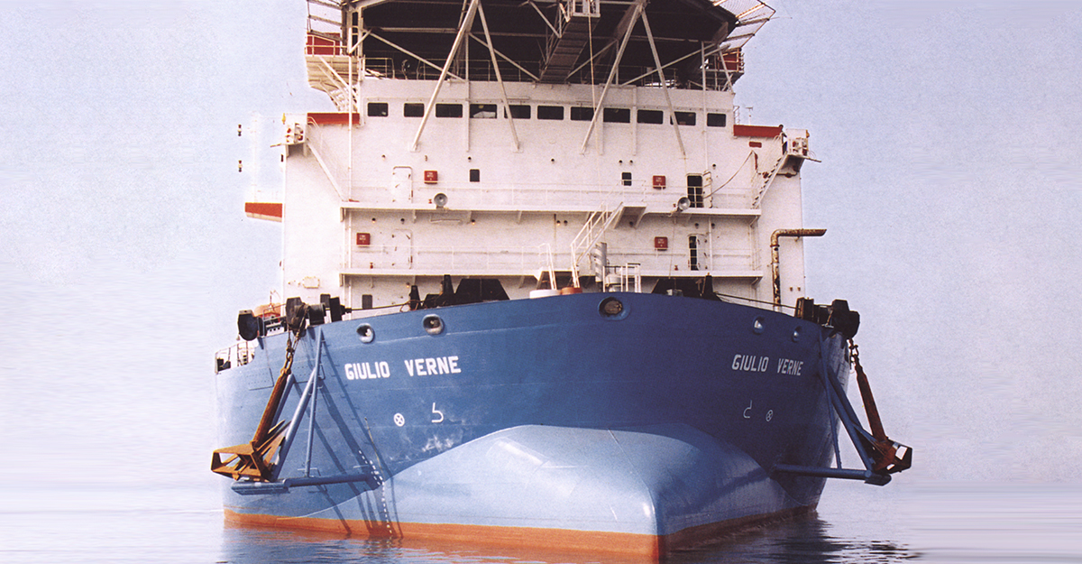 Cableship Giulio Verne in operation